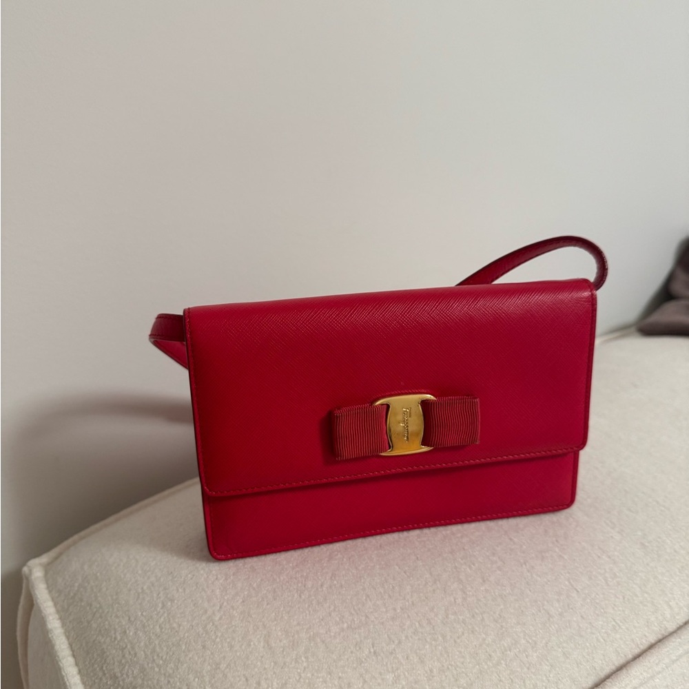 Ferragamo wallet on chain bag